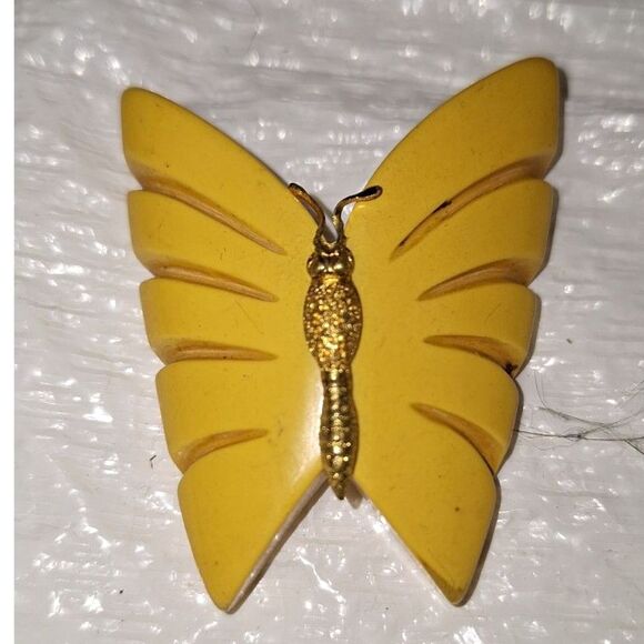 Antique Carved Bakelite Moth Butterfly Brooch Pin Yellow Costume Jewelry - Picture 2 of 9
